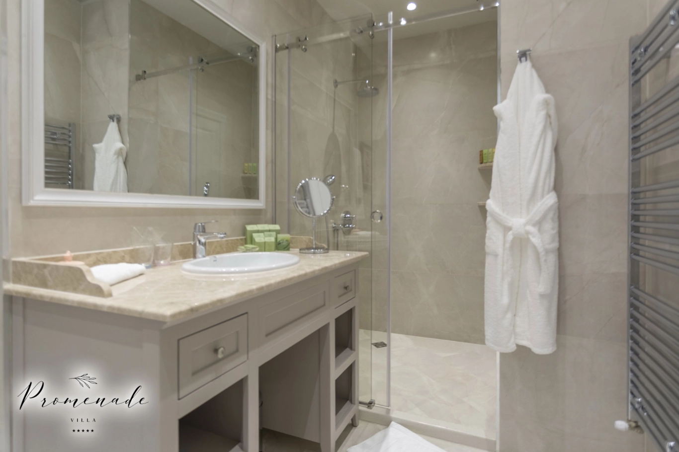 Студио Делукс с изглед към града