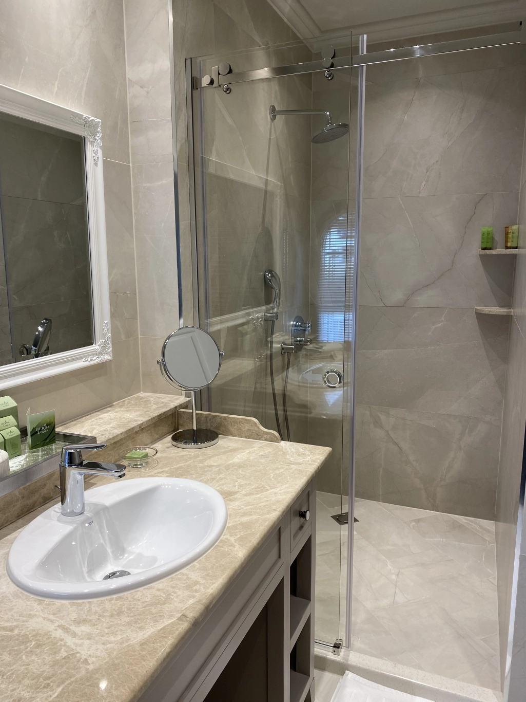 Стая Делукс с изглед към града